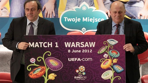 Chủ tịch UEFA Plantini giới thiệu chiếc vé của euro 2012.